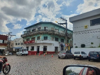 Segundo o Corpo de Bombeiros, 80% da cobertura foi danificada 