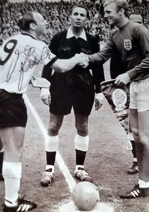 O alemão Seeler e o inglês Bobby Moore se cumprimentam antes da final da Copa do Mundo de 1966. O árbitro é o suíço Gottfried Dienst