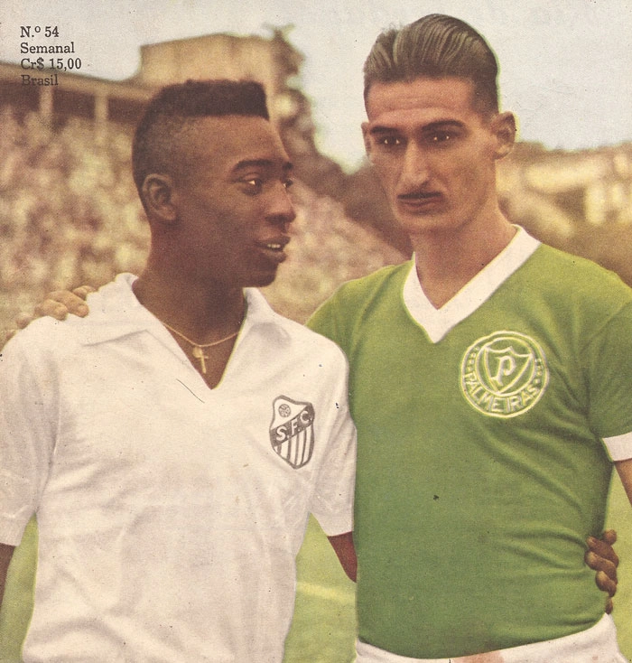 De um lado e defendendo o Santos, o Rei Pelé. Do outro, com a camisa do Palmeiras, Julinho Botelho. Foto: Revista do Esporte