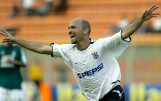 Delírio do meia ao marcar contra o Goiás no Pacaembu. Foto: Divulgação