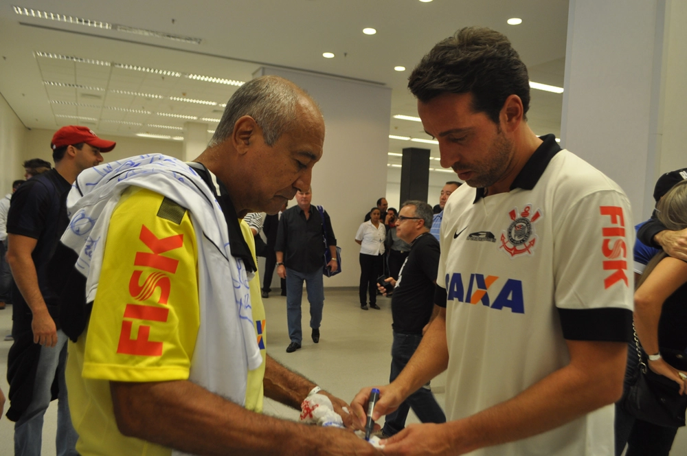 Edu Gaspar, à direita, autografa camisa para Tobias em 10 de maio de 2014 na Arena Corinthians. Foto: Marcos Júnior/Portal TT