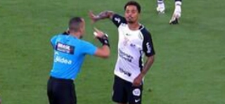 Terceiro Tempo - Bola Murcha - Allan - Eu pensava que nunca mais iria ver um gesto obsceno no futebol. Ledo engano. O volante corintiano teve uma atitude absolutamente incompat&iacute;vel, nojenta e desqualificada durante a derrota para o Fluminense no Maracan&atilde;. Que seja exemplarmente punido!