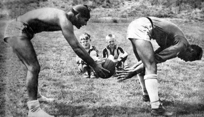 Paulo Amaral, o preparador físico, trabalha com Gylmar na Suécia, durante preparação para a Copa de 1958. Foto: Instituto do Futebol/Reprodução