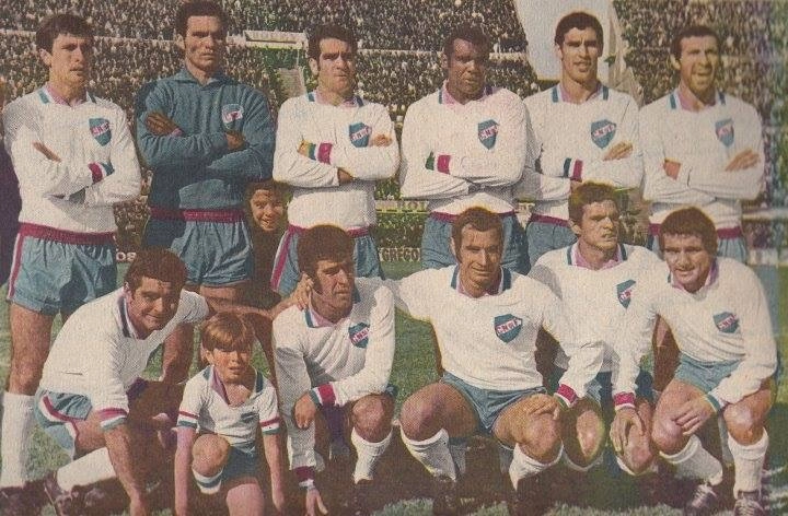 Formação do Nacional-URU, no início dos anos 70. O goleiro Manga é o segundo em pé, da esquerda para a direita. Enquanto Célio Taveira é o terceiro agachado 