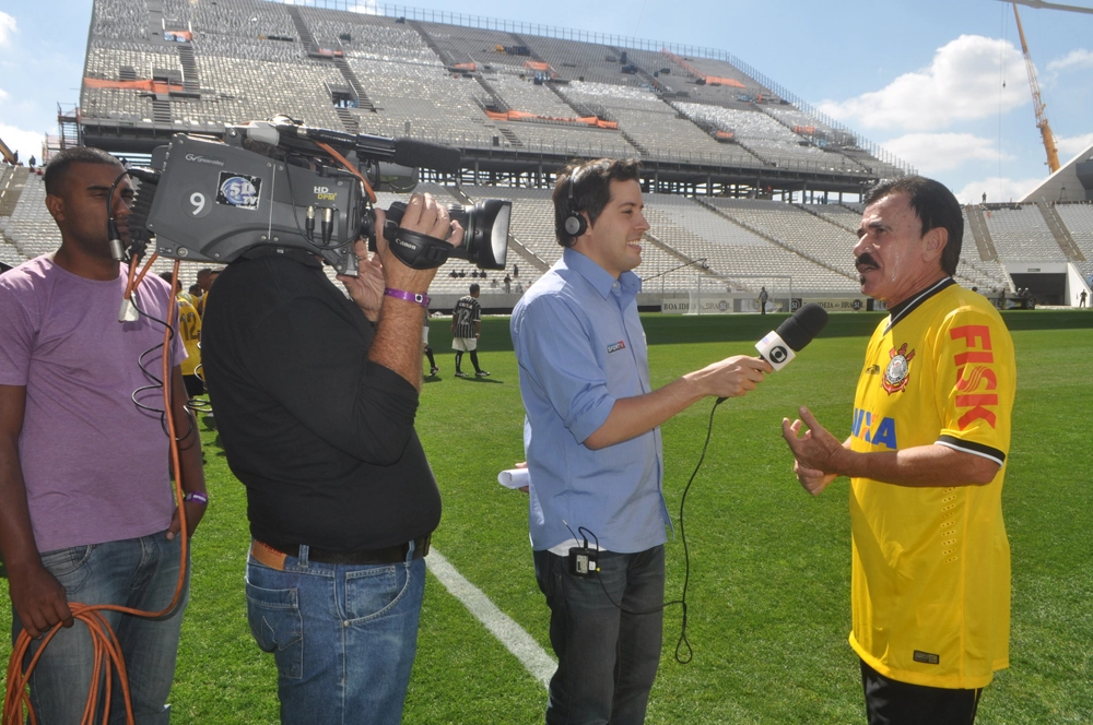 Sendo entrevistado pelo repórter Anselmo Caparica em 10 de maio de 2014 na Arena Corinthians. Foto: Marcos Júnior/Portal TT
