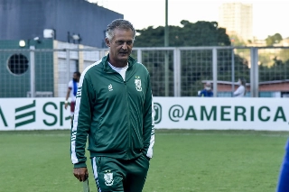 Treinador do Coelho disse ter recebido contato da direção santista. Foto: Mourão Panda / América