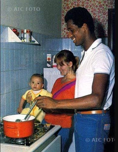 Em casa, mostrando habilidade na cozinha, ao lado da esposa e do filho Rodrigo. Foto: Divulgação
