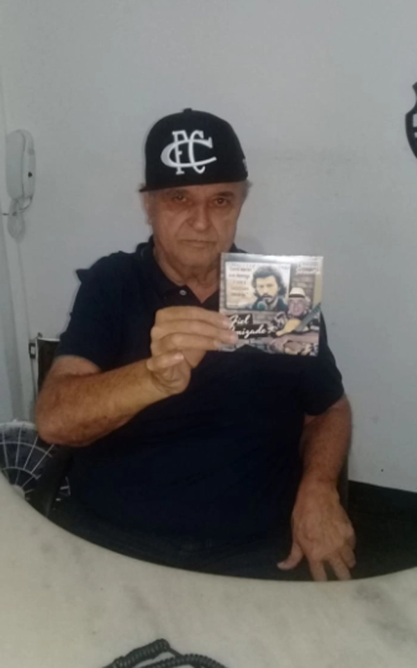 Tomires na sede do Comercial com o CD que recebeu do amigo Bueno, cantor e poeta, em homenagem ao ex-jogador Sócrates