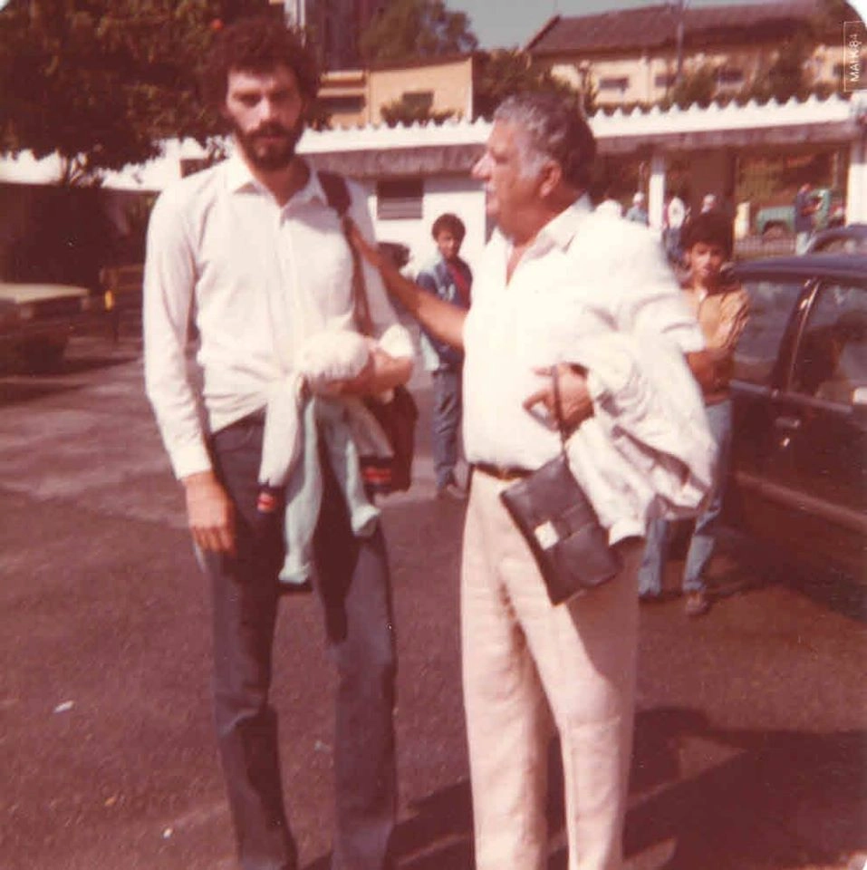 Sócrates e Otávio Munis em 1983, no Parque São Jorge. Atrás, à dreita, de agasalho bege, Tatá Muniz, filho de Otávio Munis. Foto: Roberto Ramos Pitarello