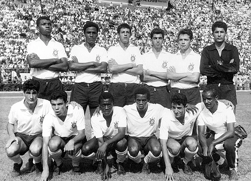 O Pacaembu estava cheio. Em pé: Almeida, Luiz Antonio, Luís Carlos Galter, Souza, Luís Américo e Alexandre. Agachados: Rafael, Nélson Jacaré, Nunes, Roberto, Adnan e o massagista Rodrigues