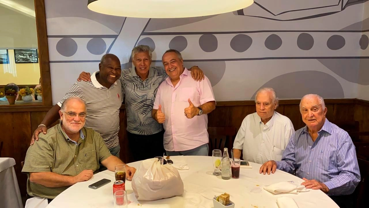 Edu e Clodoaldo, os dois primeiros em pé, reunidos com amigos em 2020. Foto: arquivo pessoal de Edu