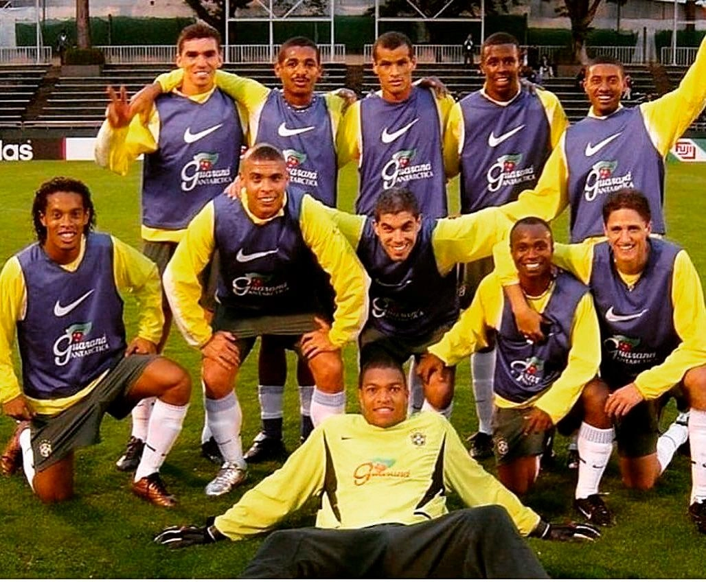 Parte do elenco brasileiro campeão da Copa de 2002. Atrás, da esquerda para a direita: Lúcio, Vampeta, Rivaldo, Roque Júnior e Kléberson. Agachados. Ronaldinho Gaúcho, Ronaldo, Ricardinho, Edilson e Edmilson. À frente, Dida. Foto: Divulgação