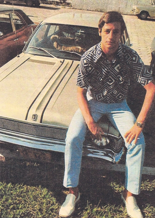 Vejam a pinta de galã de Luis Carlos Galter nesta foto tirada em 1971, sentado em seu possante Opala