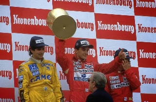 O brasileiro no alto do pódio, ao lado de Piquet e Prost. Balestre aparece embaixo. Foto: Divulgação