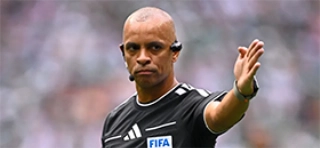 Terceiro Tempo - Bola Cheia - Wilton Pereira Sampaio - O brasileiro Wilton Pereira Sampaio viveu um momento especial na carreira ao apitar a partida de abertura da Copa do Mundo de 2026. E, apesar de ter errado, na minha opini&atilde;o, em um cart&atilde;o vermelho e de n&atilde;o ter passado tanta seguran&ccedil;a ao falar em ingl&ecirc;s, mostrou-se um &aacute;rbitro firme, seguro e n&atilde;o comprometeu o espet&aacute;culo. Que fa&ccedil;a um grande Mundial!