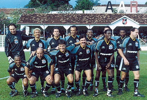 Veteranos do Corinthians em maio de 2000. Em pé: Solito, Biro-Biro, Rondinelli, Jaime de Almeida Filho, Wladimir, Luis Carlos Galter (encoberto) e um jogador não identificado. Agachados: Maritaca, Biquinha, Renato Pé Murcho, Zenon, Ataliba e Barbieri.

