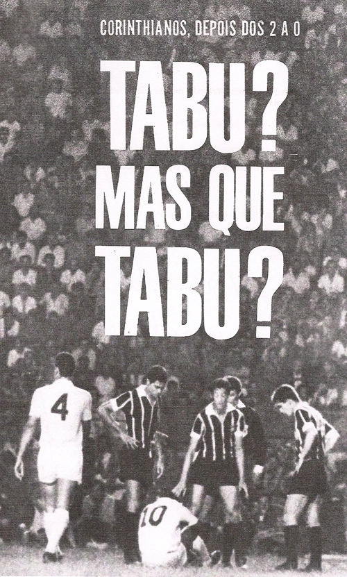 Lance do histórico jogo que marcou o fim do tabu santista de 11 anos sem perder para o Corinthians, em 1968. Vemos da esquerda para a direita Carlos Alberto Torres, Edson Cegonha, Pelé, Luis Carlos Galter, o árbitro argentino Roberto Goicochea e Oswaldo Cunha