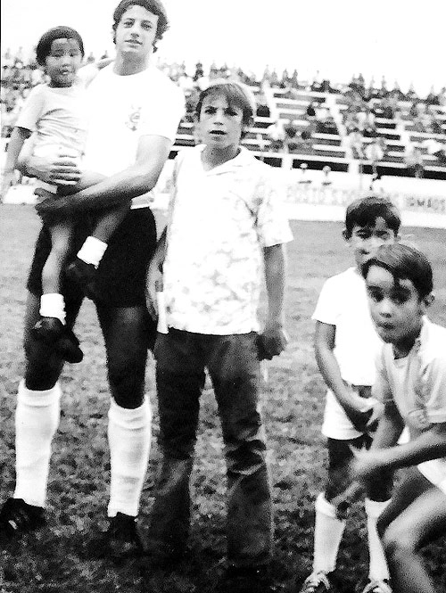 O menino Edinho (de calça), ex-Catanduvense, vários garotos e o ex-zagueiro Luís Carlos, do Corinthians. O ano é 1970 e a cidade é Catanduva