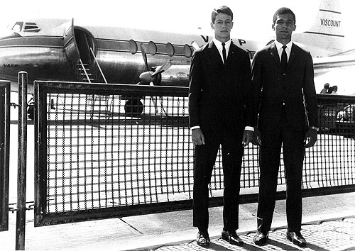 Luís Carlos Galter, à esquerda, e Minuca, à direita, em 1965, durante embarque dos garotos da Seleção Paulista de Novos, em 1965. A foto é do acervo de Sarkis
