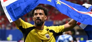 Terceiro Tempo - Bola Cheia - Vozinha - Aos 40 anos, o goleiro de Cabo Verde viveu seu "Dia D" com grande atua&ccedil;&atilde;o na meta da sele&ccedil;&atilde;o de seu pa&iacute;s diante da poderosa Espanha. Ainda que a Copa esteja apenas em seu come&ccedil;o, este momento certamente ficar&aacute; para a hist&oacute;ria da competi&ccedil;&atilde;o.