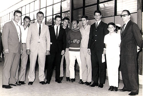 Luís Américo, à esquerda, e Luís Carlos Galter, à direita, em 1965, são os dois garotos de gravata em mais uma foto tirada no aeroporto durante embarque da Seleção Paulista de Novos. Quando os meninos viajavam, a família toda ia ao aeroporto para se despedir. A foto é do acervo de Sarkis