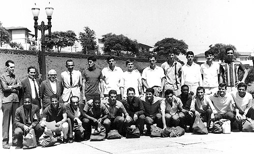 Veja os garotos da Seleção Paulista de Novos na Praça Charles Muller, em frente ao Pacaembu, em São Paulo, em 1965. Em pé, da esquerda para a direita, a partir do segundo homem, aparecem: Salim Atala, dirigente não identificado, o técnico Sidnei Cotrim, Henrique Pereira, Fernando, Wagner, Guilherme, Donah, Luís Carlos Galter, Milton e Minuca. Agachados: massagista Irineu Rocha Neto, Adiber, roupeiro não-identificado, Edu, Júlio Amaral, Luís Américo, Paulinho D´Amico, Nélson Jacaré, Luís Carlos Feijão, Meméia, Ulisses e Airton