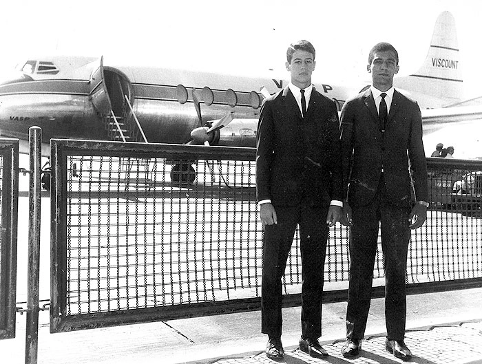 Veja Luís Carlos Galter, à esquerda, e Minuca, à direita, durante embarque da Seleção Paulista de Novos do ano de 1964. E o avião da saudosa Vasp, hein? A foto pertence ao arquivo do maravilhoso Sarkis