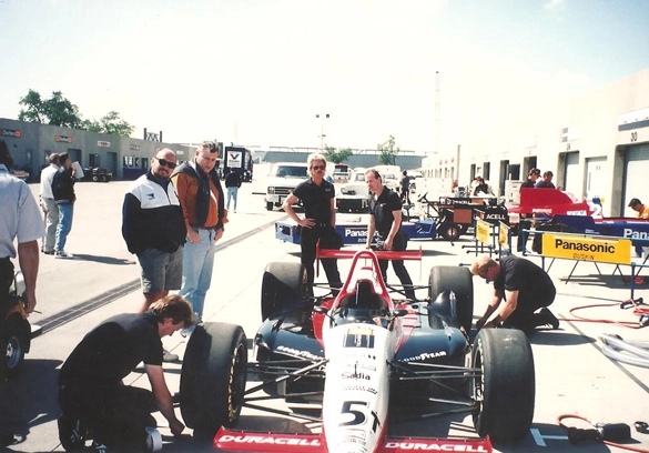 Milton Neves e Nilson Cesar acompanham o trabalho dos mecânicos no carro de Raul Boesel nos preparativos para as 500 Milhas de Indianápolis de 1994