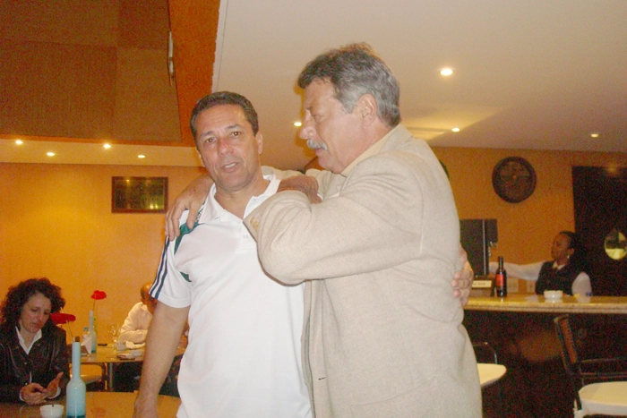 Luis Carlos companheiro de time levou seu abraço ao treinador Vanderlei Luxemburgo, na concentração do Palmeiras, em 2009.