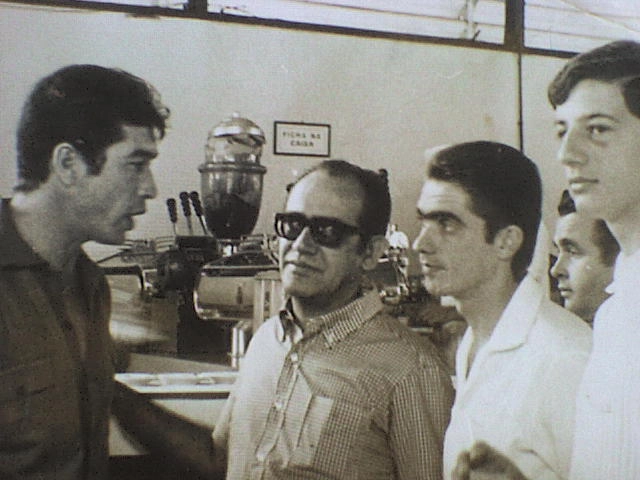 O elenco corintiano parou para um café durante uma viagem. Da direita para a esquerda, temos Diogo, um diretor corintiano, Roberto Bataglia e Luis Carlos Galter