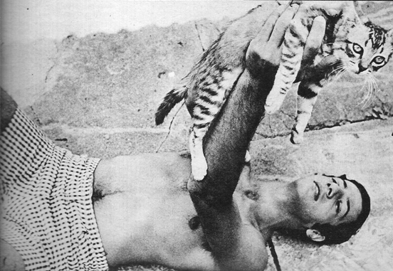Em casa, em 1970, Luís Carlos brincando com Sony, seu gatinho de estimação. Foto enviada por Walter Roberto Peres e publicada na Revista Placar