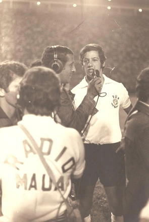 À noite, com o Estádio Paulo Machado de Carvalho lotado, Luís Carlos dá entrevista. Repare na camisa do craque: era de algodão, grossa e o distintivo era bordado