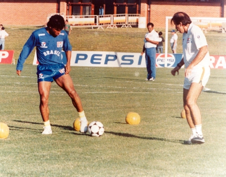 Nesta foto de 1989, Ademar Braga (à direita) observa Muller treinar fisicamente na Granja Comary durante preparação da Seleção Brasileira para a Copa do Mundo do ano seguinte na Itália.