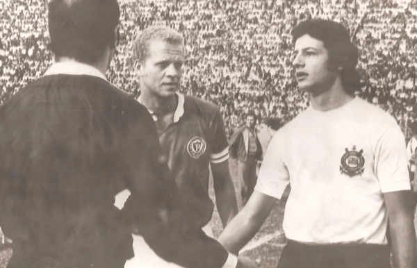 Corinthians e Palmeiras diante de um grande público no Pacaembu. Na imagem, Ademir da Guia e Luís Carlos Galter conversam com o árbitro