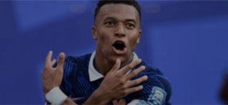 Terceiro Tempo - Bola Cheia - Mbapp&eacute; - Mais uma atua&ccedil;&atilde;o esplendorosa do craque, desta feita contra a Su&eacute;cia, marcando dois dos tr&ecirc;s gols da Fran&ccedil;a. Divide a artilharia da Copa do Mundo com Messi e tem grande chance de ser eleito o melhor jogador da competi&ccedil;&atilde;o.