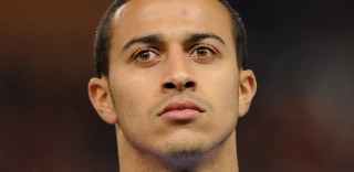 Thiago Alcântara se machuca outra vez e não tem prazo para retornar aos gramados