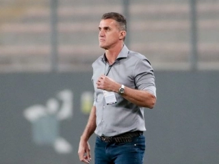 Treinador afirmou que a equipe fica “mais agressiva” jogando no novo esquema. Foto: Rodrigo Coca/Ag Corinthians
