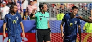 Terceiro Tempo - Bola Murcha - B&oacute;snia - N&atilde;o foi uma surpresa, pois os Estados Unidos eram, de fato, os favoritos no confronto, mas o time b&oacute;snio teve uma chance de equilibrar o jogo quando perdia por 1 a 0 e ficou em vantagem com a expuls&atilde;o do norte-americano Balogun. Mesmo assim, ao inv&eacute;s de conseguir o empate, sofreu o segundo gol...