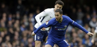 Hazard, do Chelsea, disputa bola com Dele Alli, do Tottenham