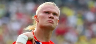 Terceiro Tempo - Bola Cheia - Haaland - Sei que &eacute; chover no molhado, mas que centroavante &eacute; Haaland! O grandalh&atilde;o noruegu&ecirc;s n&atilde;o precisou de muitas chances para aniquilar o Brasil com dois gols devastadores no segundo tempo. E sinto que, no embalo de seu goleador, a sele&ccedil;&atilde;o n&oacute;rdica pode ir ainda mais longe na Copa. 
