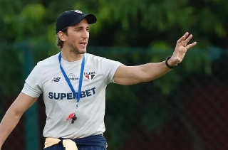 O técnico Luis Zubeldía, durante treino do Tricolor. Foto: Rubens Chiri/Saopaulofc.net