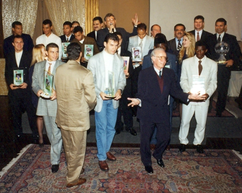 Festa promovida pelo Diario Popular aos melhores do Paulistão de 1996. Na fila alta: Muller, Cafu, Djalminha, o colunista Sérgio Carvalho (encoberto), Júnior, um diretor (de bigode) do tradicional jornal, Milton Neves (então colunista do Diario Popular e apresentador do evento), Robert, Mustafá Contursi, Eduardo José Farah, Arnaldo Branco Filho (diretor de redação do Dipo) e Oscar Roberto Godoi. Na fila mais baixa: Velloso, uma modelo, Luizão, Luxemburgo (de costas e de terno bege), o zagueiro Sandro, Zagallo, Cléber (encoberto), mais uma modelo e o volante Capitão. Velloso era o goleiro do timaço palmeirense, que foi campeão estadual naquele ano