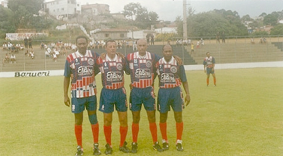 Matando as saudades dos tempos de futebol profissional. Da esquerda para a direita: Badeco, Luis Carlos Galter, Elias e Edu Bala. Ao fundo está o saudoso Jorge Mendonça. Foto enviada por Toninho Becon