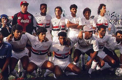 São Paulo campeão brasileiro de 1991 posando no estádio Marcelo Stefani, em Bragança Paulista. Em pé vemos Zetti, Ronaldo, Leonardo, Ricardo Rocha, Zé Teodoro e Antônio Carlos; agachados estão Muller, Raí, Macedo, Bernardo, Cafu e o roupeiro Jairo