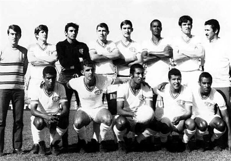 Time da Ferroviária que disputou o Campeonato Paulista de 1970. Da esquerda para a direita, em pé: Fernando Sátiro, Fogueira, Getúlio, Mariani, Ticão, Bebeto Oliveira, Fernando Paolilo e Vail Mota. Agachados: Maurinho, Lance, Cabinho, Bazani e Nei. Foto enviada por Mazinho Camanho