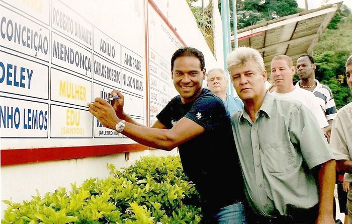 Ao lado de Jairo Barbosa do Amaral, deixando seu autógrafo no Muro da Fama, construído no Estádio José Jorge (que pertence ao Cordeiro Futebol Clube-RJ).Foto enviada por Jairo Barbosa do Amaral