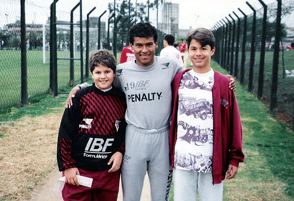 Netto Neves, Muller e Rafael Neves, ambos filhos de Milton Neves, que visitaram o CCT do SPFC na década de 90