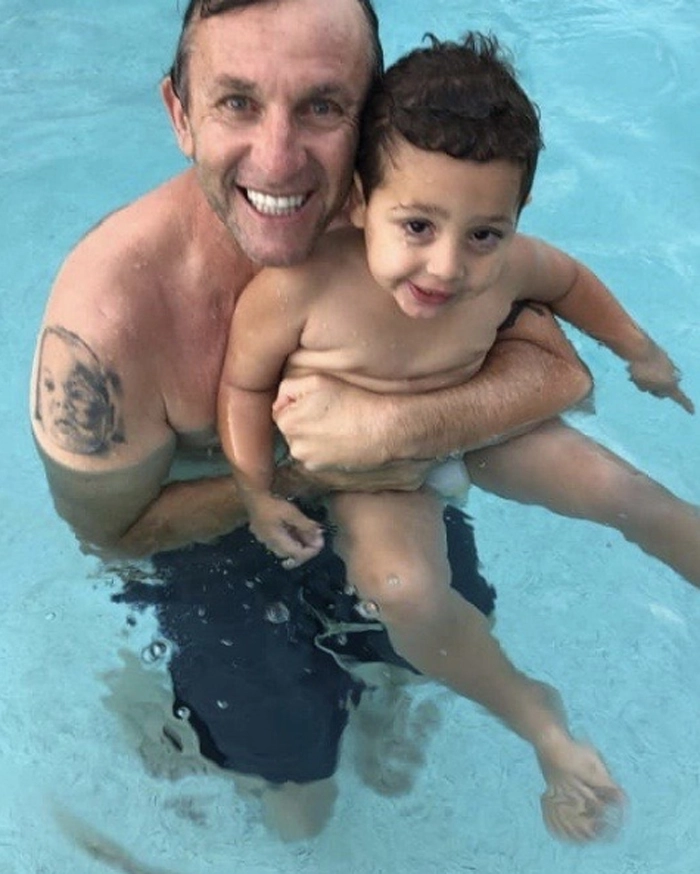 Com o filho, curtindo uma tarde de calor na piscina. Foto: arquivo pessoal de Neto