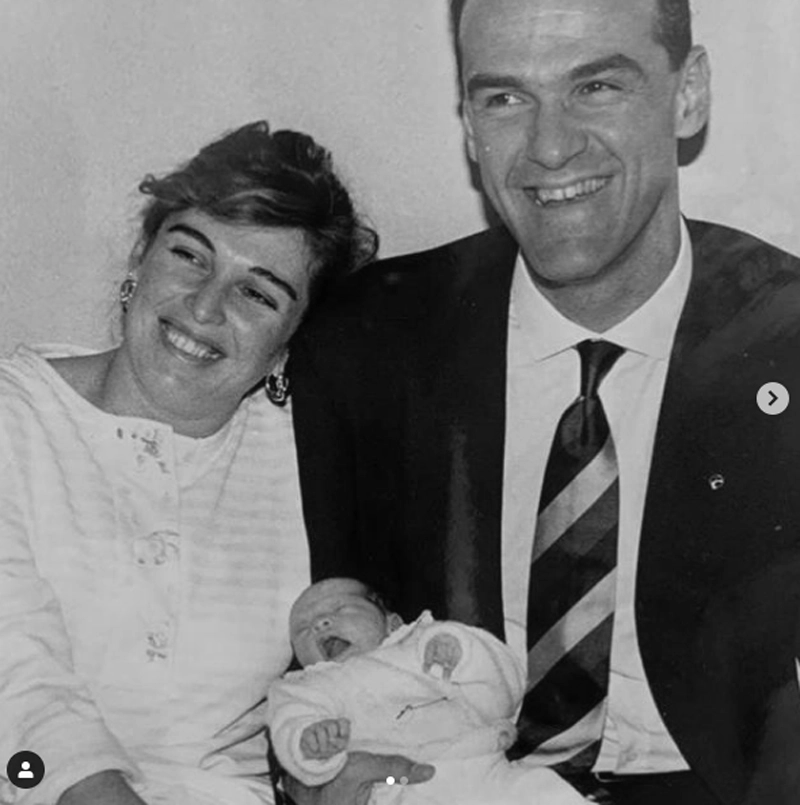 Com a esposa e o filho rec&eacute;m-nascido. Foto: arquivo pessoal de Oscar