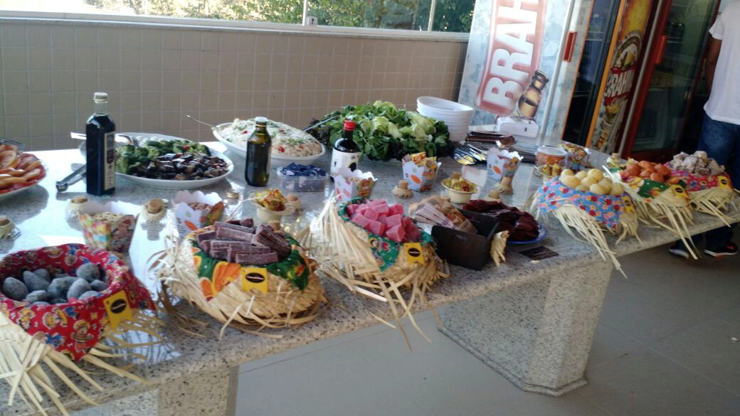 A mesa de doces da festa